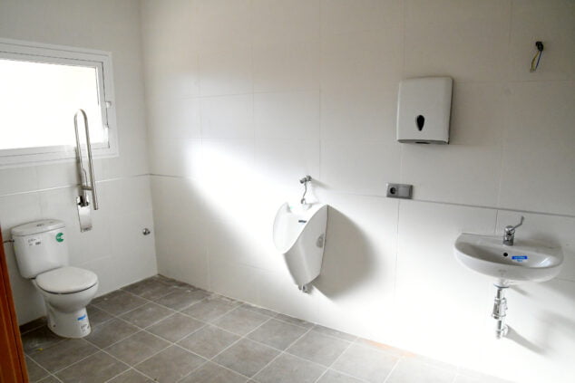 Imagen: Nuevos baños de la planta baja del Centro Social de Xàbia