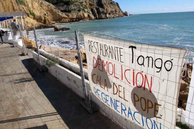 Pancarta de protesta de la concentración contra obras en el dique del Puerto