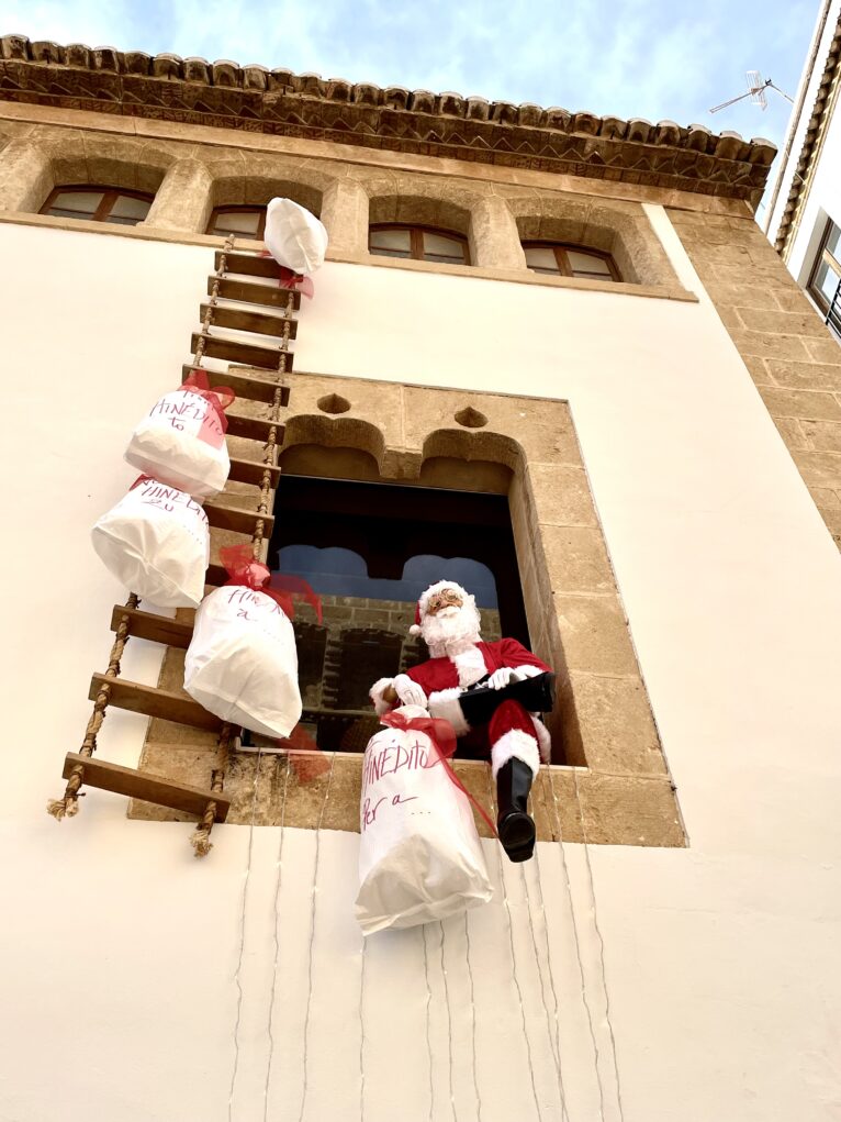 Papá Noel colgado en la fachada de Hinédito
