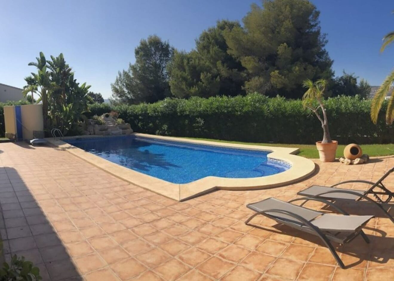 Piscina en villa mediterránea con Terramar Costa Blanca