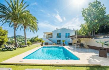 Piscina y fachada de esta villa en Jávea