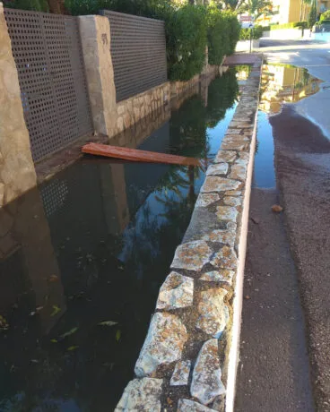 Problema de embalsamiento de agua en la entrada de las viviendas
