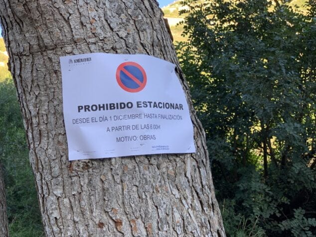 Imagen: Prohibido estacionar por las obras en la parcela de la Granadella