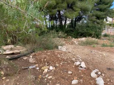 Restos de escombros en una parte de la parcela
