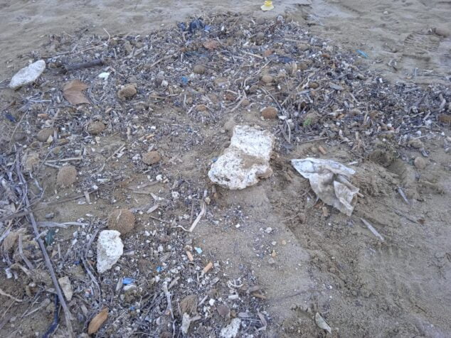 Imagen: Restos de suciedad en la playa del Arenal