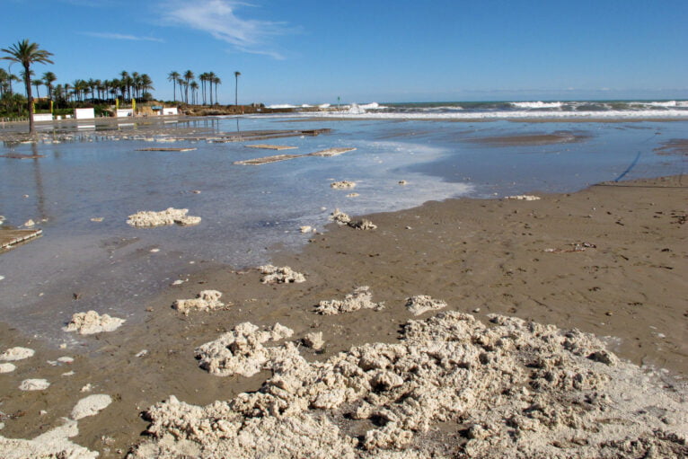 Restos de suciedad por el temporal marítimo en la playa del Arenal