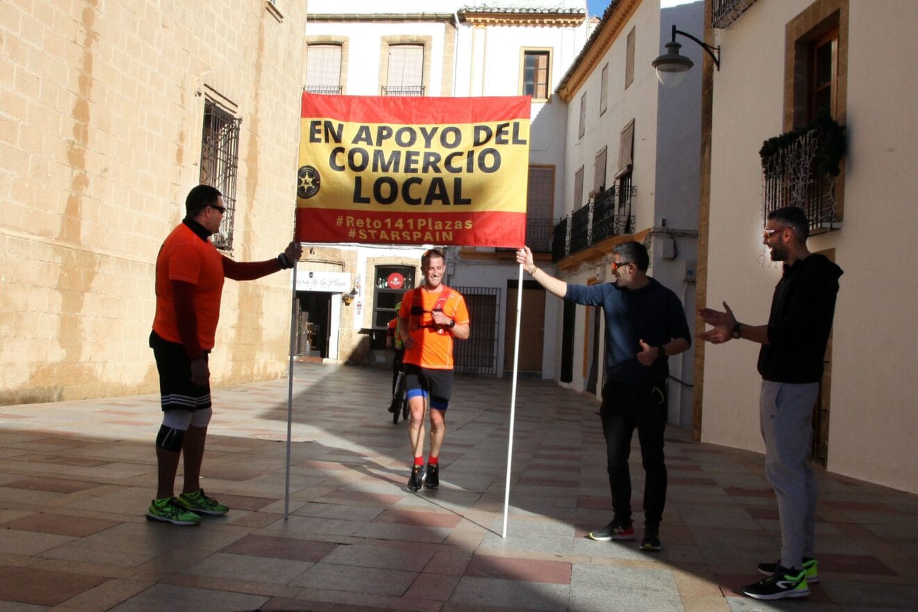 Llegada del corredor del reto solidario '141 plazas'