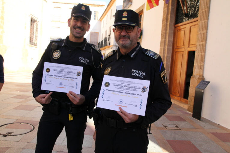 Agentes de Xàbia con el diploma de agradecimiento del reto solidario '141 plazas' (4)