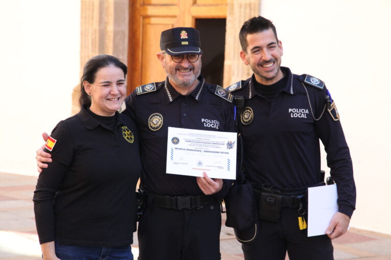 Agentes de Policía Local de Xàbia con el diploma por colaborar en el reto solidario '141 plazas'