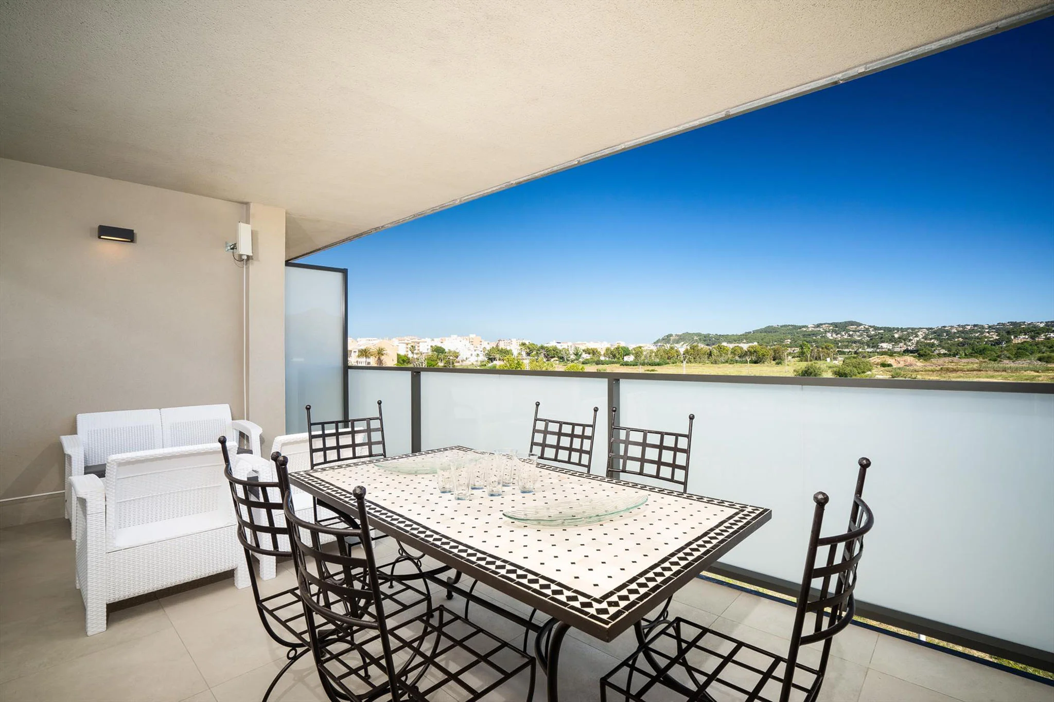 Terraza en balcón cubierto en moderno apartamento con Aguila Rent a Villa