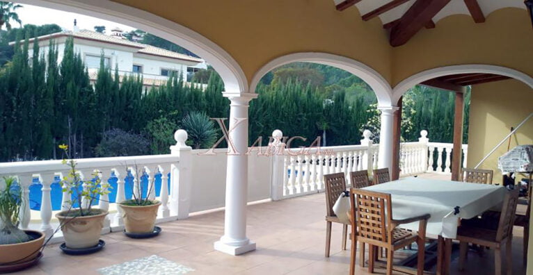 Vivienda con terraza cubierta y descubierta y zona de piscina privada de Xabiga Inmobiliaria