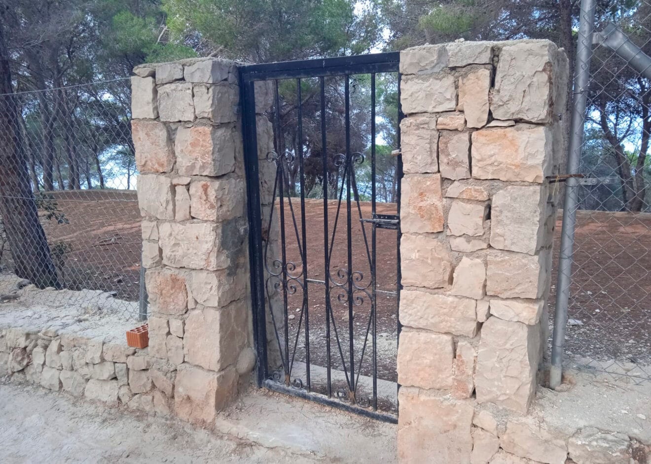 Acceso cerrado a la cala del Francés en Xàbia