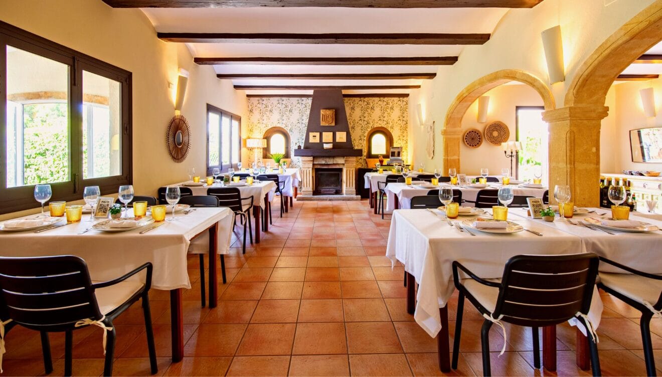 Acogedor salón comedor estilo rústico con chimenea