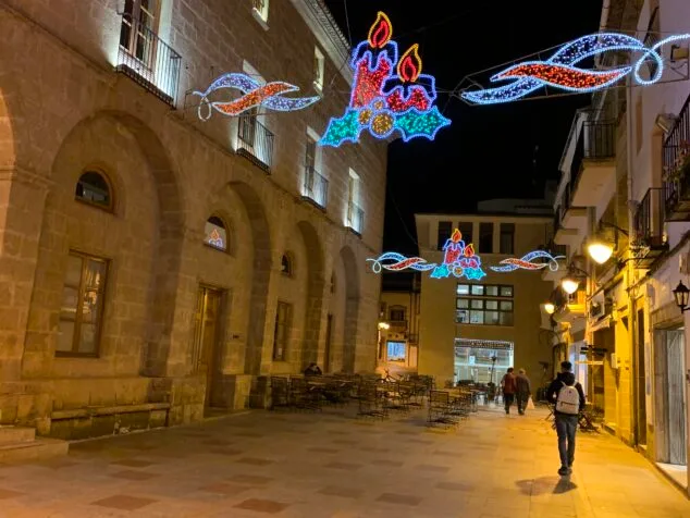 Imagen: Alumbrado navideño en la Plaça de Baix