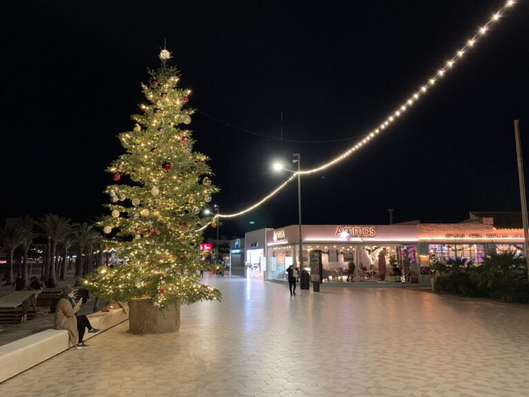 Christmas tree on the Arenal beach promenade