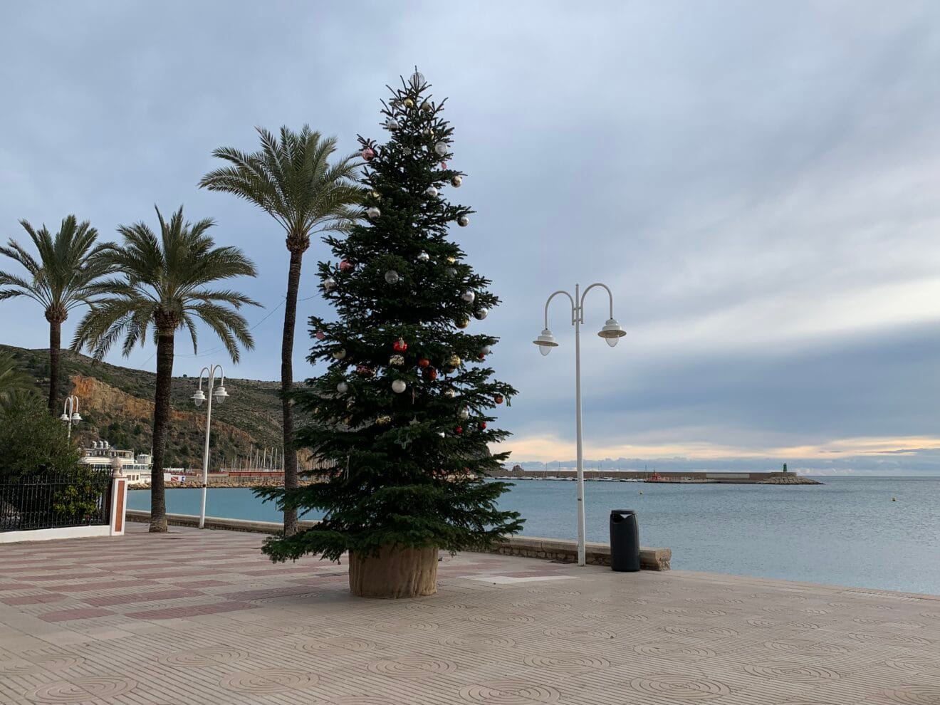 Árbol de Navidad en el paseo marítimo de Duanes de la Mar