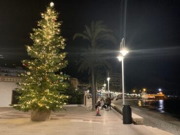 rbol de Navidad en el Paseo marítimo de la Playa de la Grava