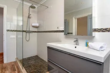 Baño con ducha – Aguila Rent