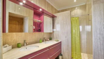 Baño con ducha en esta villa de Atina Inmobiliaria
