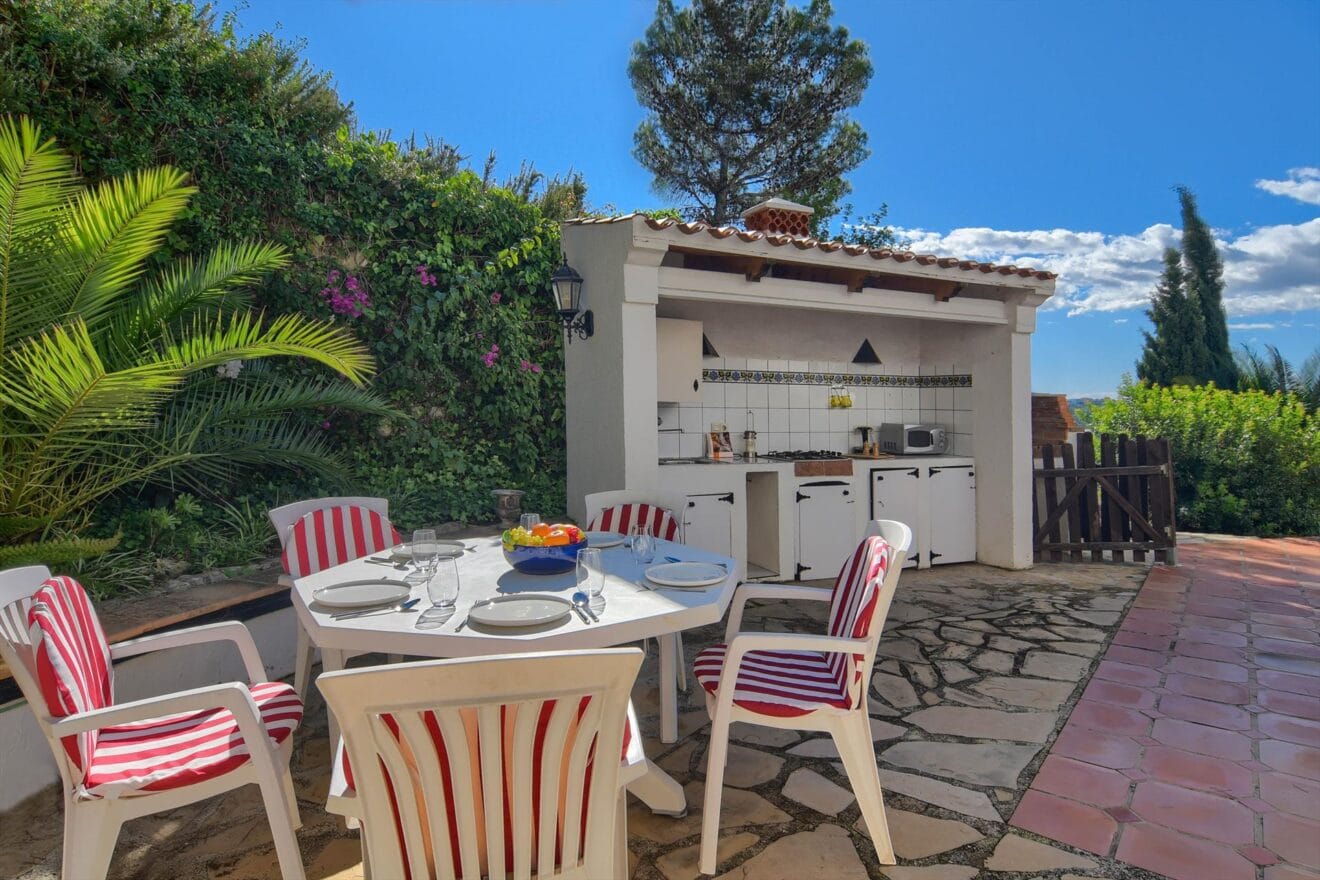 Barbacoa en la terraza exterior de esta casa de Aguila Rent