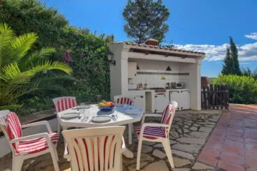 Barbacoa en la terraza exterior de esta casa de Aguila Rent