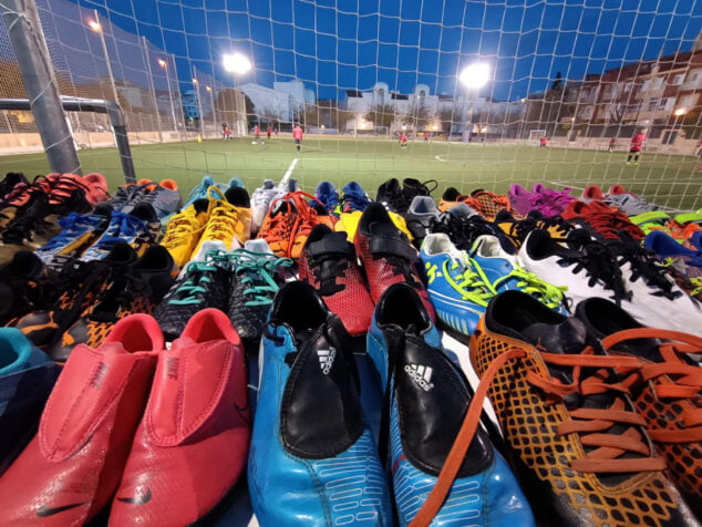Imagen: Botas donadas por el Club de Fútbol la Marina de Xàbia