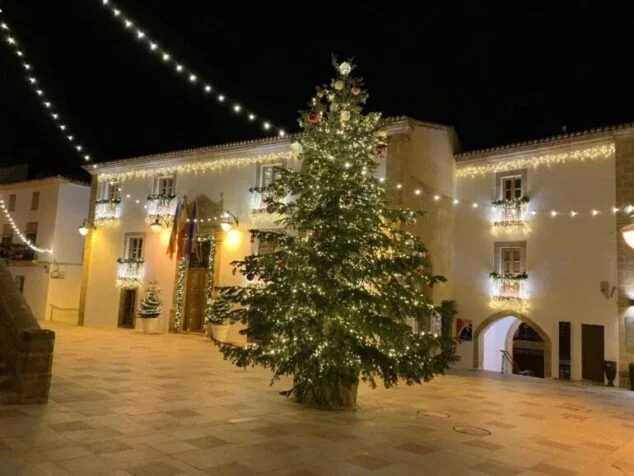 Imagen: Centro histórico de Xàbia con iluminación navideña