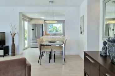 Cocina con barra americana abierta al comedor