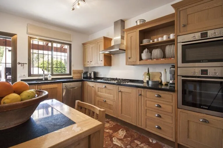 Cocina de madera totalmente equipada - Quality Rent a Villa