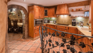 Cocina en madera totalmente equipada en esta villa de Terramar Costa Blanca