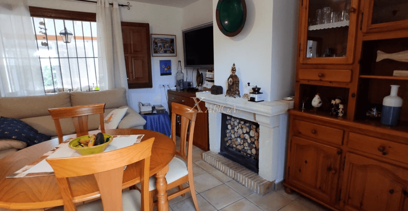 Comedor con chimenea en Xabiga Inmobiliaria