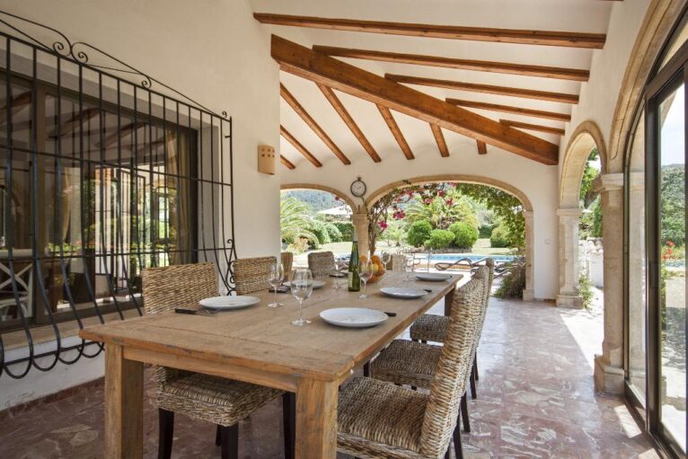 Comedor exterior- Quality Rent a Villa