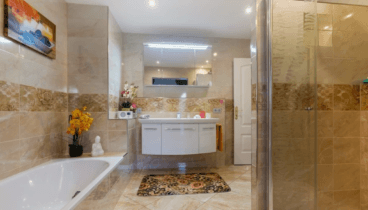 Completo baño con bañera disponible en Terramar Costa Blanca