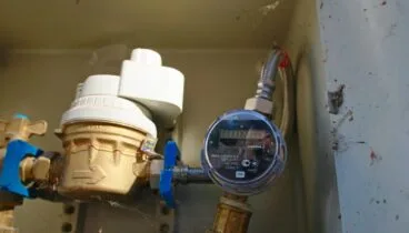 Contador de agua  instalado en una tubería