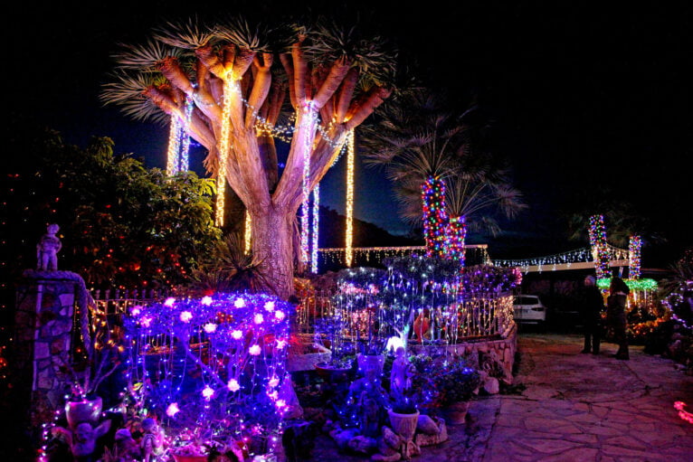 Árbol con luces navideñas en Xàbia