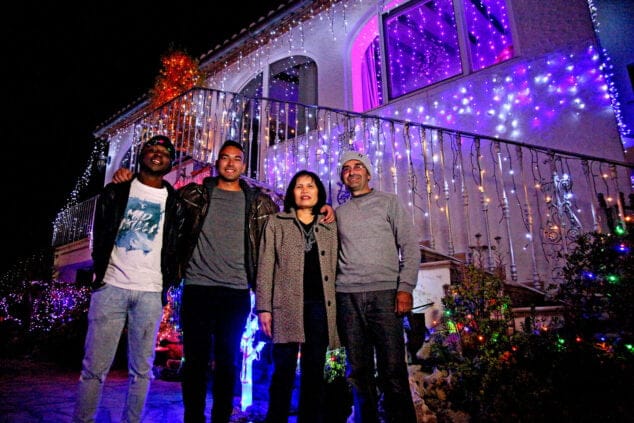 Imagen: José Marcos Gil, Celeste Solares y Alejandro Gil posando junto a la casa