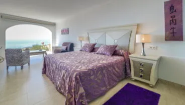 Dormitorio amplio y luminoso con fantásticas vistas – Atina Inmobiliaria