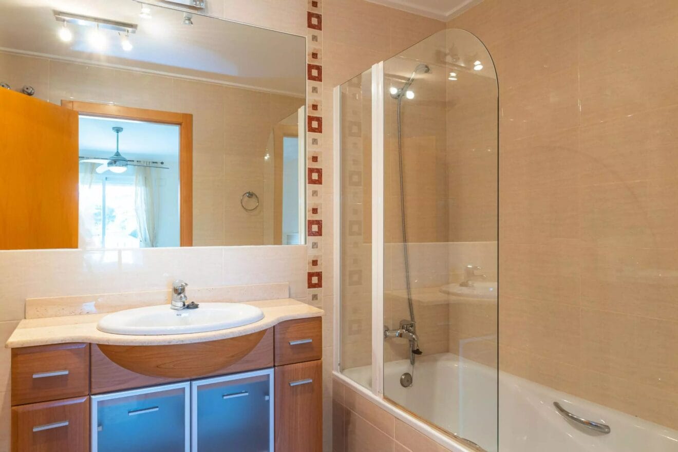 Dormitorio con baño del piso de Vicens Ash Properties