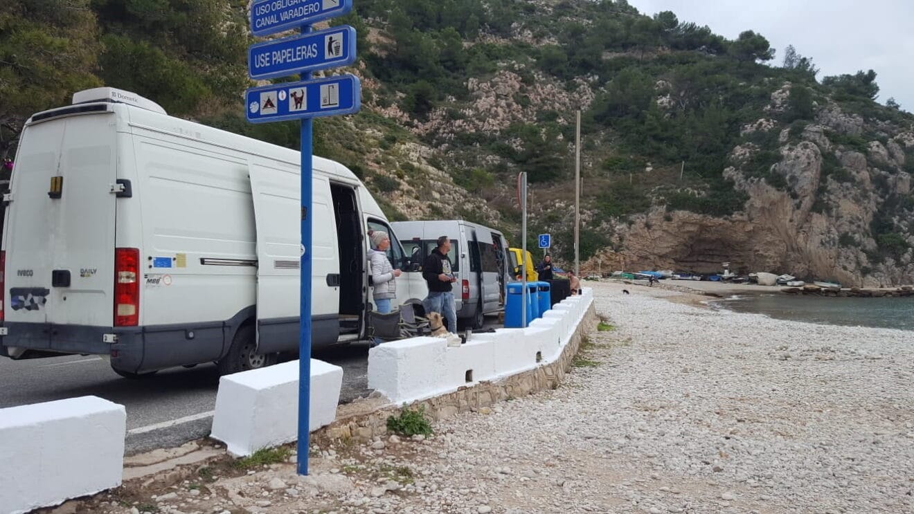 El estacionamiento de vehículos en primera línea dificulta los trabajos de limpieza
