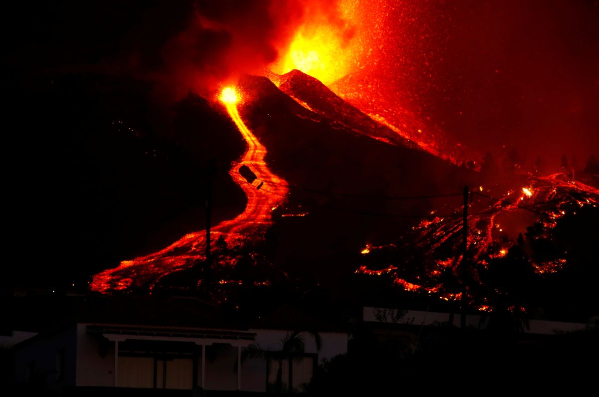 El volcán de Cumbre Vieja expulsando lava. Foto Borja Suárez