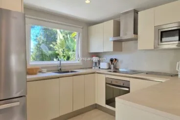 Elegante cocina equipada de este chalet disponible en Inmobiliaria Belen Quiroga