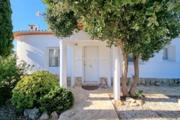 Entrada del chalet disponible con Inmobiliaria Belén Quiroga