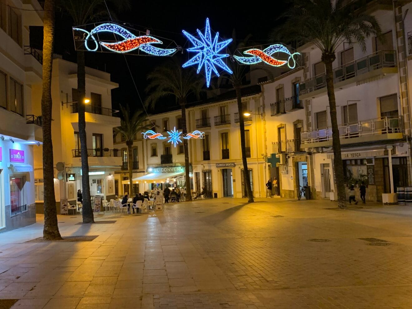 Iluminación navideña en la Placeta del Convent
