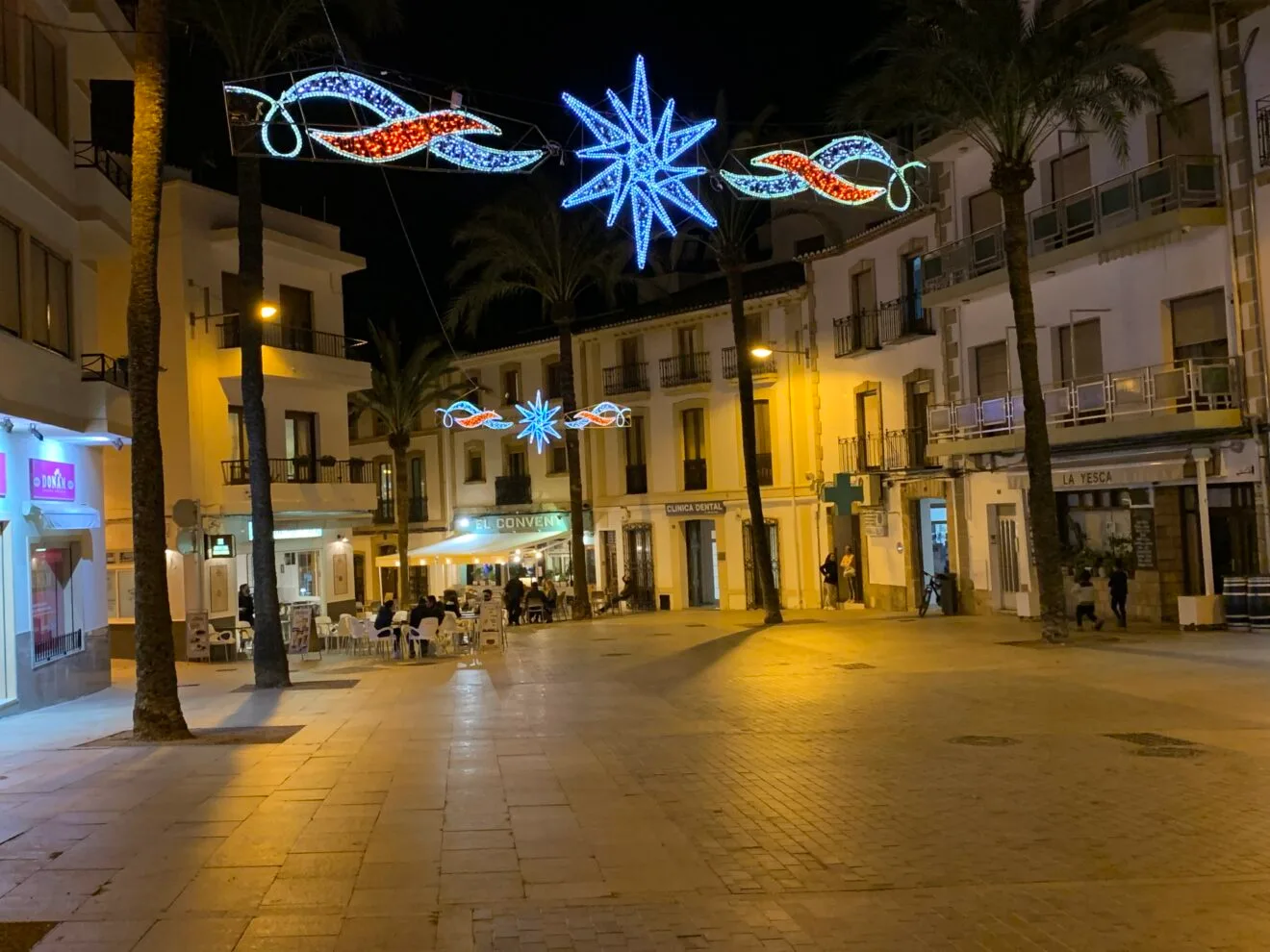 Iluminación navideña en la Placeta del Convent