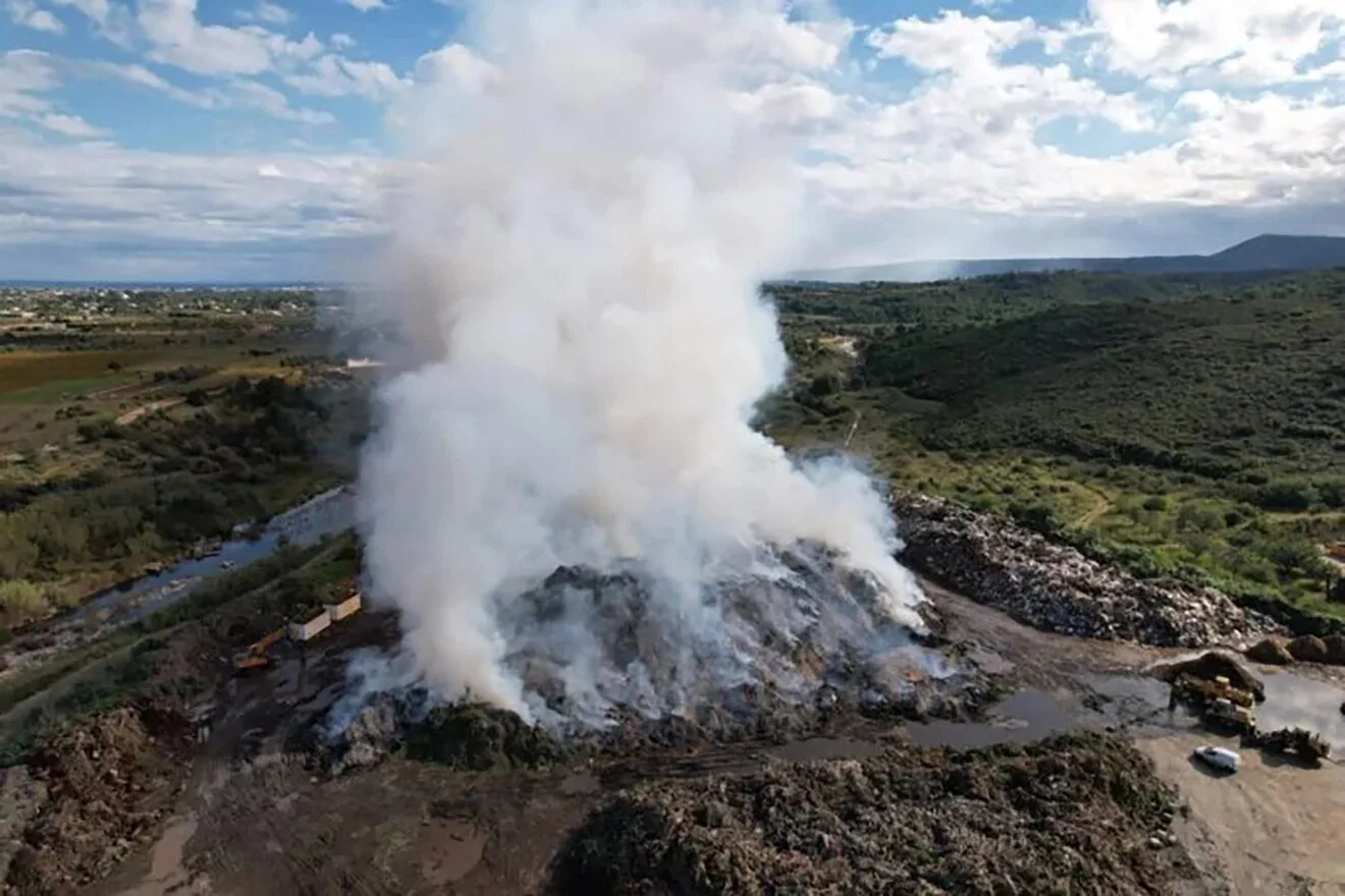 Incendio en la zona de trasnferencia de residuos verdes de Ramblars, Xàbia