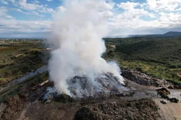 Incendio en la zona de trasnferencia de residuos verdes de Ramblars, Xàbia