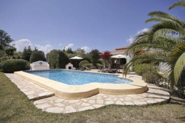 Jardín con piscina – Quality Rent Jávea
