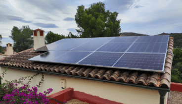 Las placas solares producen energía de manera limpia y continuada