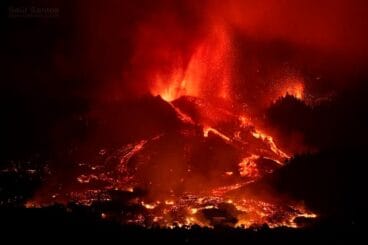 Momento de la salida de la lava del volcán Cumbre Vieja. Foto Saúl Santos