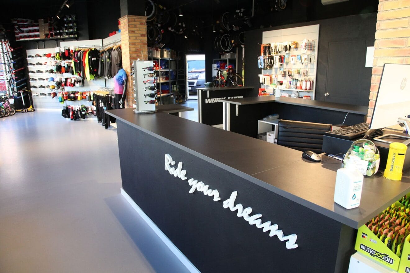 Mostrador de la tienda de Xabia's Bike en Dénia